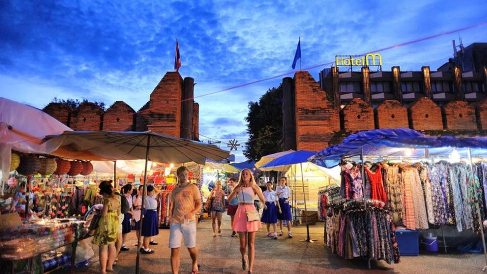 ถนนคนเดินท่าแพ – เชียงใหม่ (Tha Phae Gate)