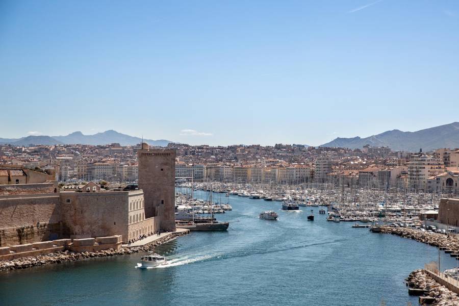  Toàn cảnh bến cảng Vieux-Port tại Marseille với hàng trăm du thuyền neo đậu dọc hai bờ
