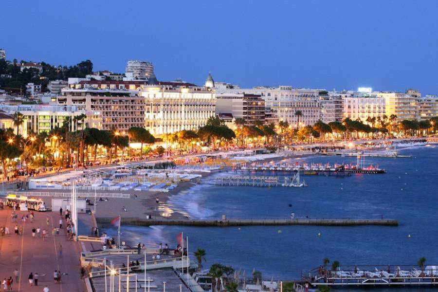 Đại lộ ven biển La Croisette tại Cannes rực rỡ ánh đèn vào ban đêm