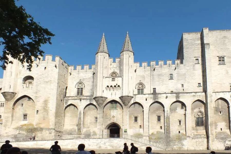 Cung điện Palace of the Popes tại Avignon với kiến trúc Gothic đồ sộ