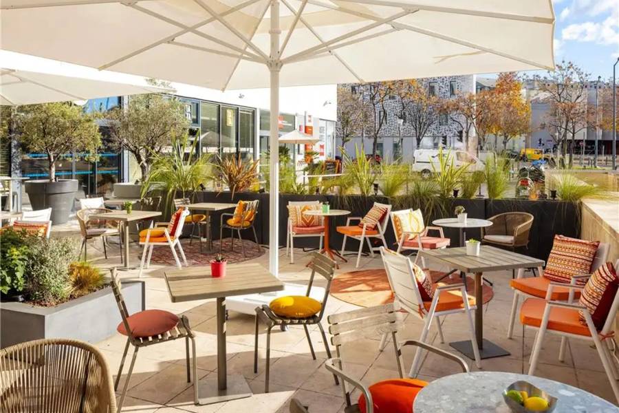 Không gian nhà hàng hiện đại và thoáng mát tại Ibis Marseille Centre Euromed