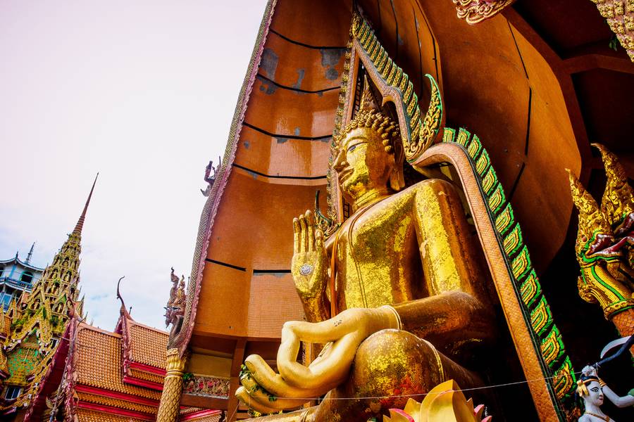 พระพุทธรูปปางประทานพรองค์ใหญ่ 