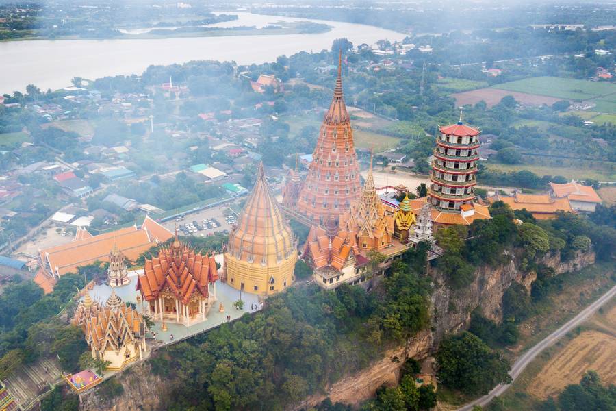 จุดชมวิวบนยอดเจดีย์ และถ้ำเสือด้านล่าง