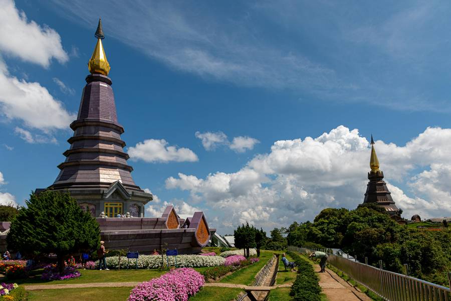 พระมหาธาตุคู่บนยอดดอย
