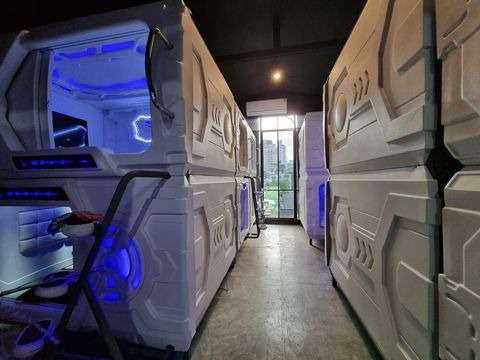 MET A Space Pod Phrom Phong