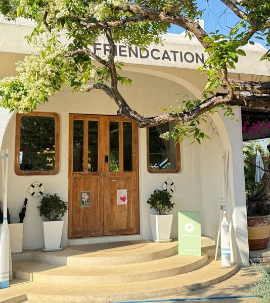 Friendcation Cafe