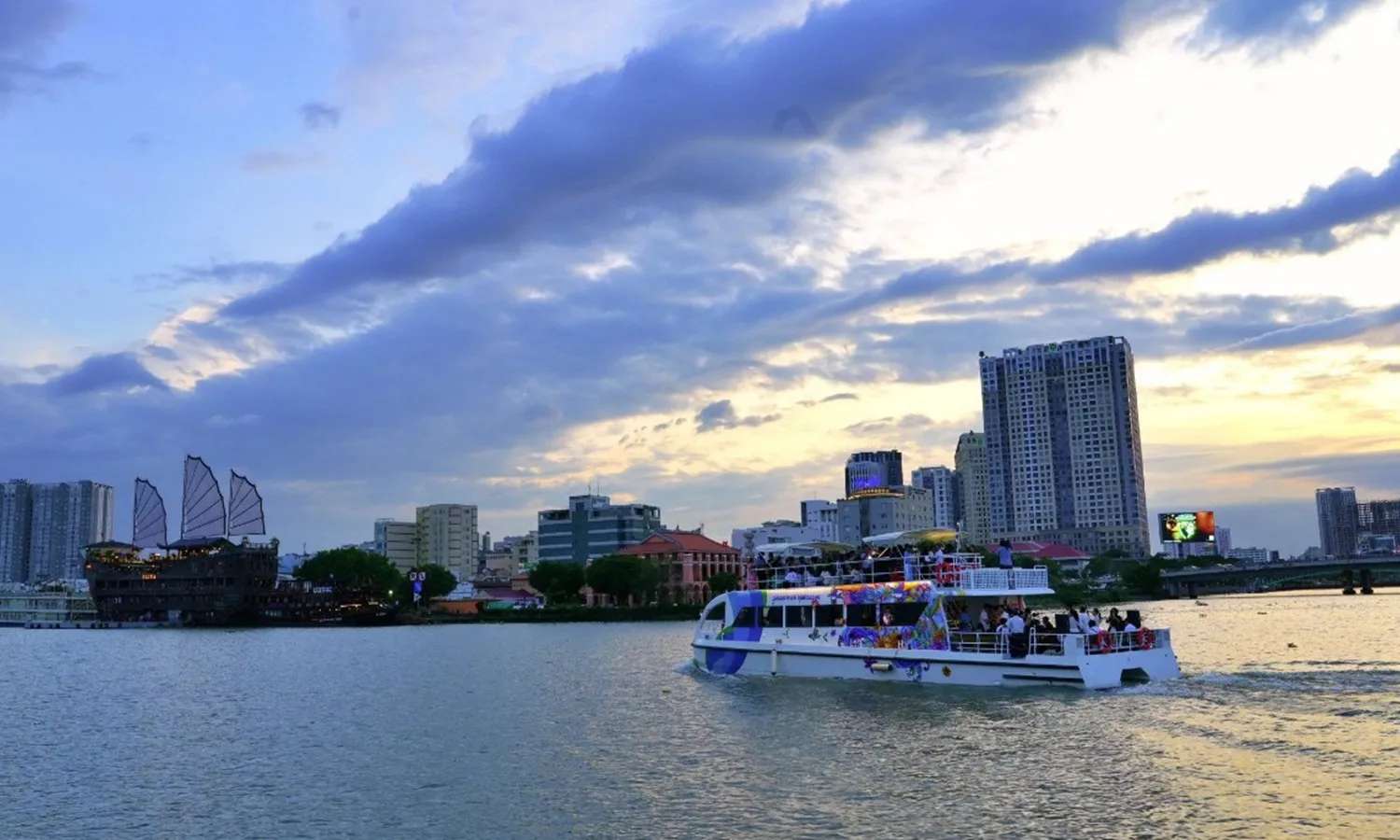 du thuyền Saigon River Sightseeing (Saigon WaterGo)