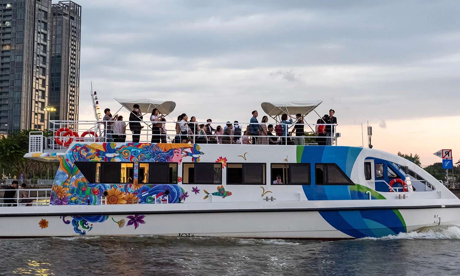 tàu Saigon River Sightseeing (Saigon WaterGo)