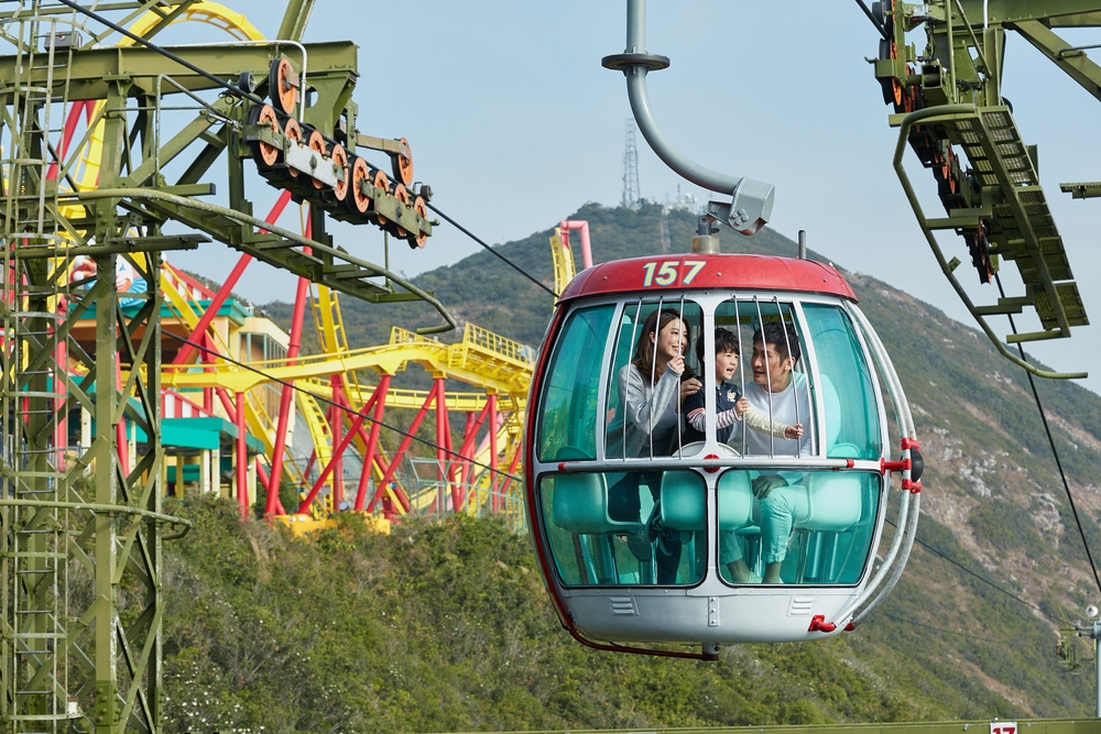 Ocean Park Hong Kong ไม่ใช่แค่สวนสนุก แต่ยังเป็นที่เที่ยวฮ่องกงที่รวมของเครื่องเล่นหลากหลาย สวนสัตว์ สวนน้ำ และพิพิธภัณฑ์สัตว์น้ำที่ยิ่งใหญ่ที่สุดในฮ่องกง