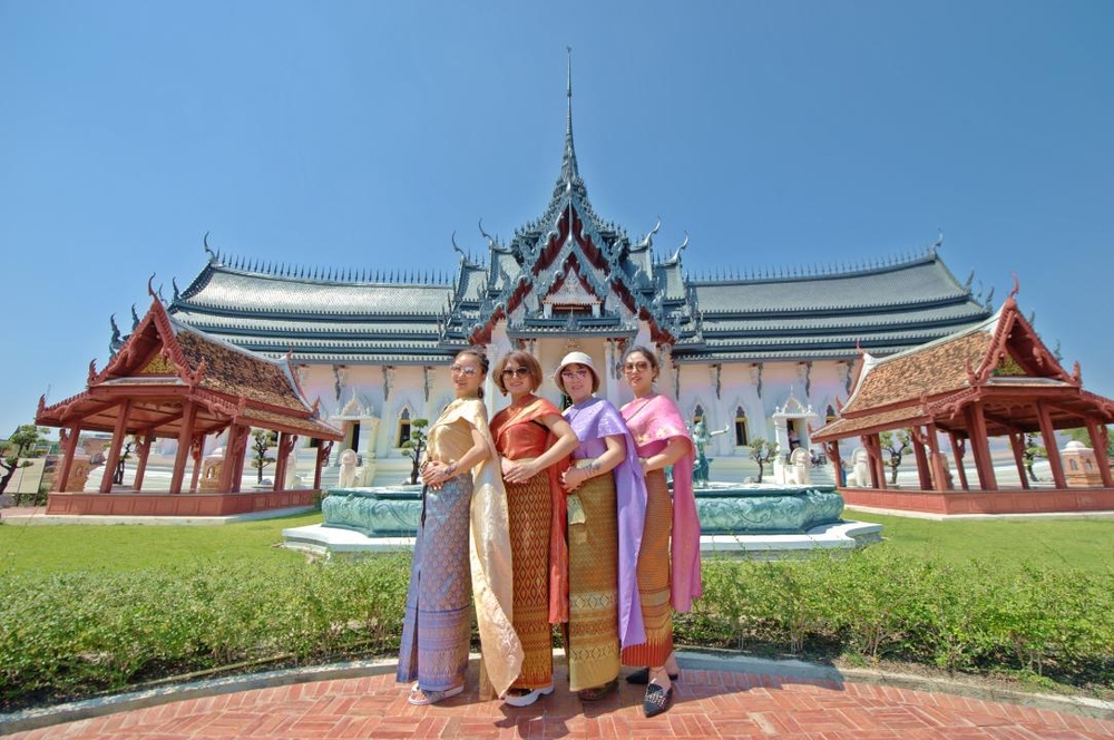 เมืองโบราณ (Ancient City) ตั้งอยู่ในจังหวัดสมุทรปราการ ห่างจากกรุงเทพฯ ประมาณ 33 กิโลเมตร