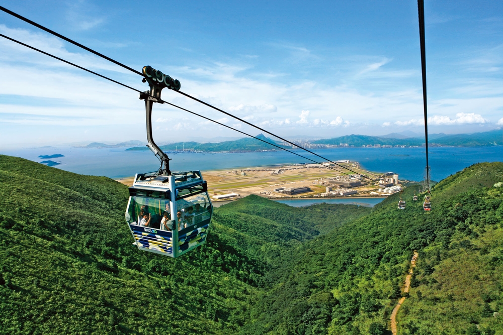 คุณสามารถซื้อตั๋วกระเช้านองปิง 360 (Ngong Ping 360 Cable Car) ได้ที่สถานีตุงชุง (Tung Chung Cable Car Terminal) หรือซื้อบัตรล่วงหน้าผ่านทางเว็บไซต์ของกระเช้า Ngong Ping 360 หรือผ่าน Traveloka เพื่อความสะดวกและรวดเร็ว