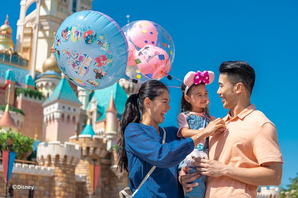 ฮ่องกงดิสนีย์แลนด์ (Hong Kong Disneyland) เป็นสวนสนุกที่คนทุกวัยต้องหลงรัก ที่เที่ยวฮ่องกงชื่อดังนี้ ตั้งอยู่บนเกาะลันเตา ที่นี่เต็มไปด้วยเครื่องเล่นที่สนุกสนาน กิจกรรมฮ่องกงมันส์ ๆ