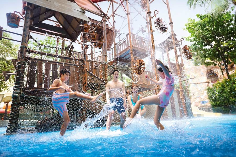Adventure Cove Waterpark là thiên đường giải trí nước hàng đầu ở đảo Sentosa