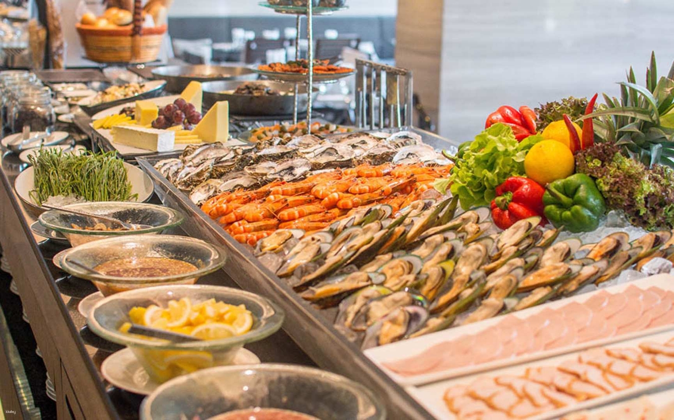You will enjoy the International Seafood Buffet Dinner at Zeta Café at Holiday Inn Bangkok Sukhumvit at one of the restaurants near me that is curated by professional chefs