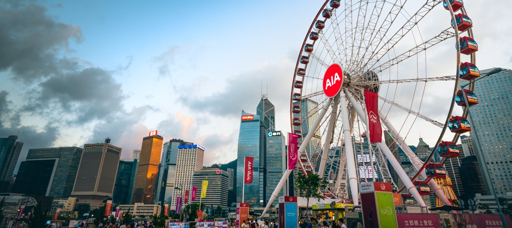  Hong Kong Observation Wheel ที่ AIA Vitality Park เป็นตัวเลือกที่เที่ยวฮ่องกงยอดเยี่ยม ชิงช้าสวรรค์ขนาดใหญ่แห่งนี้มีความสูงถึง 60 เมตร ตั้งอยู่ริมอ่าววิคตอเรีย ให้คุณสามารถชมวิวเมืองฮ่องกง ที่เที่ยวฮ่องกงไกล ๆ และท่าเรือสวย ๆ จากมุมสูงได้อย่างจุใจ