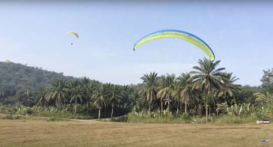 Tandem Paragliding in Pedas