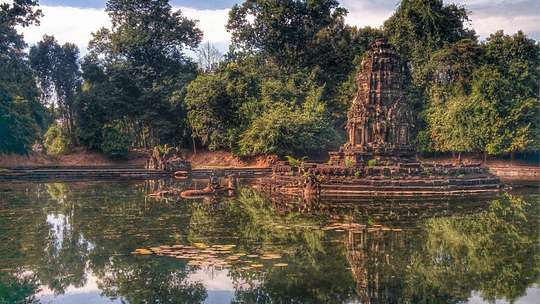 Kbal Spean Hiking Tour with Phnom Bakheng Sunset Experience, Rp 1.005.905