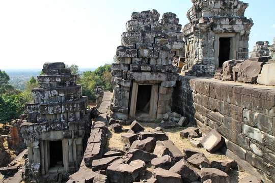 Beng Mealea, Banteay Srei, Banteay Samre, and Phnom Bakheng Tour, Rp 1.073.517