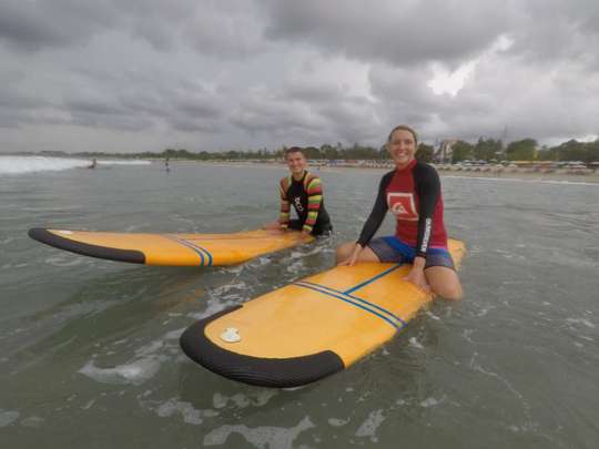 1 jam private surf lesson di pantai legian, Rp 200.000