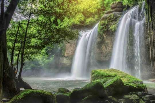 带瀑布和徒步旅行的考艾国家公园