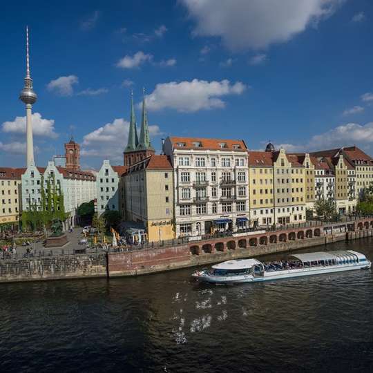 Berlin: 1-Hr Historical Sightseeing Cruise from Nikolaiviertel