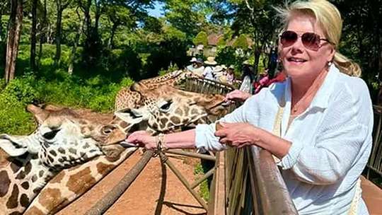 Mombasa: Nguuni Nature Sanctuary Guided Giraffe Feeding Excursion, RM 176