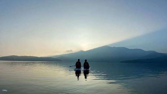 ทะเลสาบสุริยันจันทรา หนานโถว | พายแพดเดิลบอร์ด (SUP) พายเรือแคนู และขับเรือไฟฟ้า | พาสัตว์เลี้ยงไปได้ | ไต้หวัน, THB 317.14
