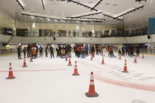 Tiket Blue Ice Skating Rink di Paradigm Johor
