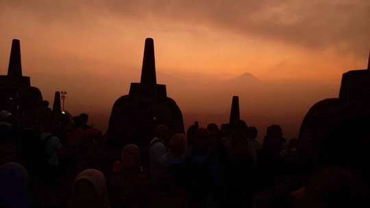 Situmbu Hill Sunrise and Borobudur Temple 9-Hour Tour.