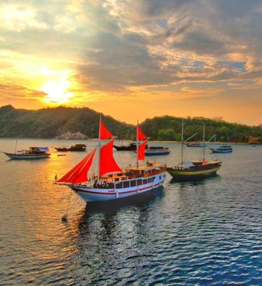 3 Days 2 Nights Open Trip Sailing Komodo By Deluxe Phinisi