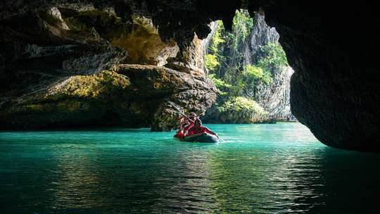 Chèo thuyền kayak khám phá hang động biển vịnh Phang Nga và đảo James Bond bằng thuyền lớn