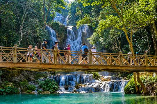 Luang Prabang: Pak Ou Caves & Kuang Si Waterfall Full-Day Tour
