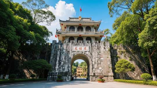 Nanning: Huashan Rock Art & Friendship Gate Private Day Trip
