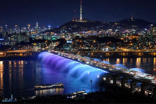 Moonlight Seoul Night Tour (Royal Palace, Cheonggyecheon stream, Naksan Park & Foodie Market)