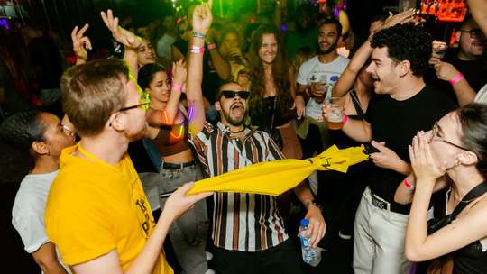 Lisbon: Pub Crawl with Open Bar, Shots & VIP Club Entry