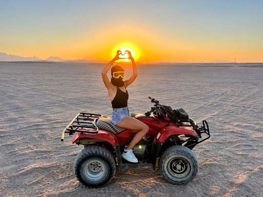 Sunset Quad Tour Hurghada Ride With Dinner, Show & Stargzing