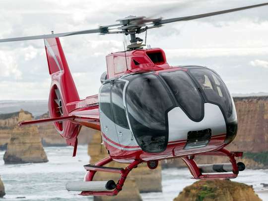 Great Ocean Road 12 Apostles Helicopter เที่ยวบินไปยังสะพานลอนดอน (15 นาที) | เมลเบิร์น, THB 4,598.29