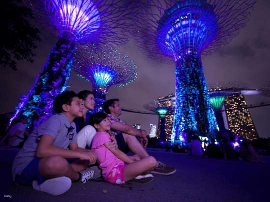 Singapore hoàng hôn với du thuyền trên sông và chương trình biểu diễn ánh sáng