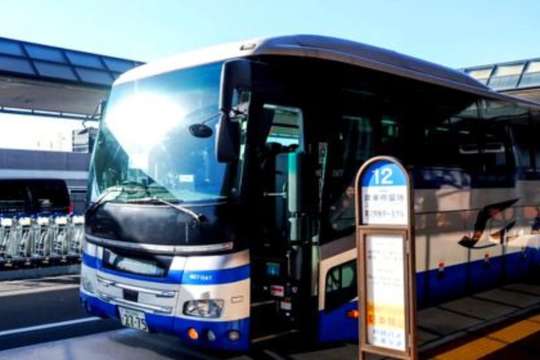 Shuttle Bus: Tokyo - Fuji-Q Highland via Lake Kawaguchi