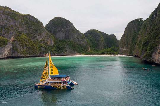From Krabi: Phi Phi & 4 Islands Sunset Day Trip by MEKA Catamaran