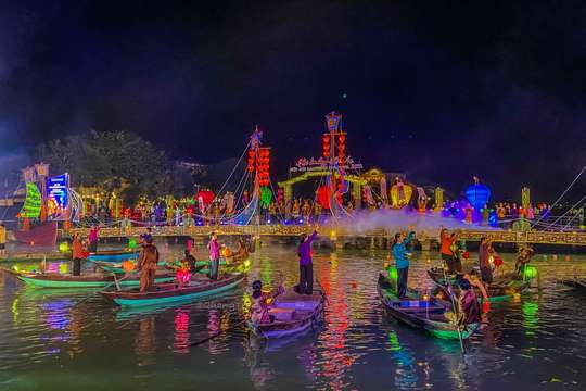 ตั๋วล่องเรือชมวิวและปล่อยโคมลอยบนแม่น้ำฮอยอัน