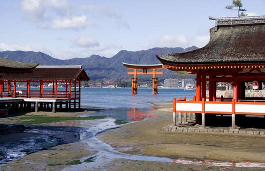 Day Trip to Hiroshima & Miyajima with Itsukushima Shrine & Ferry