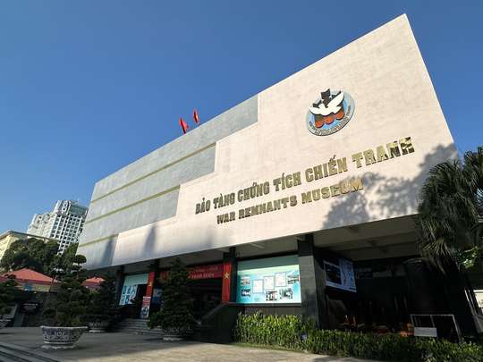 War Remnants Museum and Independence Palace Walking Tour with English, Chinese Guide