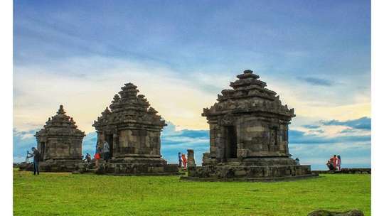 PAKET TOUR JOGJA 1 HARI (tebing brexi, candi ijo, hutan pinus, pantai parangtritis dan gumuk pasir) by Buni Tours Jogja, Rp 715.000