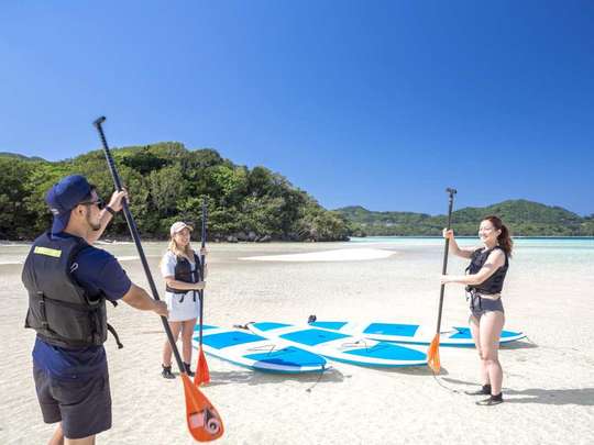 Reservation for SUP/canoe cruising in Kabira Bay, a 3-star Michelin Green Guide hotel with transfers from southern Okinawa hotels and free photo data (Ishigaki Island, Okinawa)