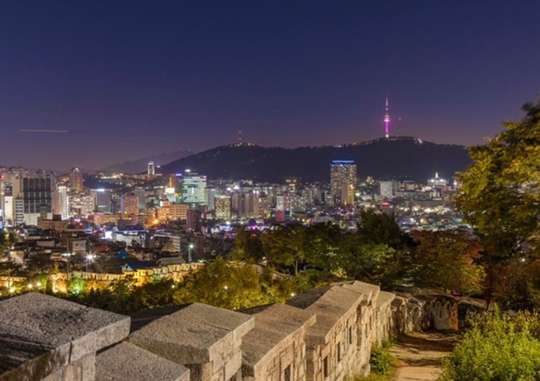 Tur Jalan Kaki Seoul : Pemandangan malam Naksan & Desa Mural Tembok Kota