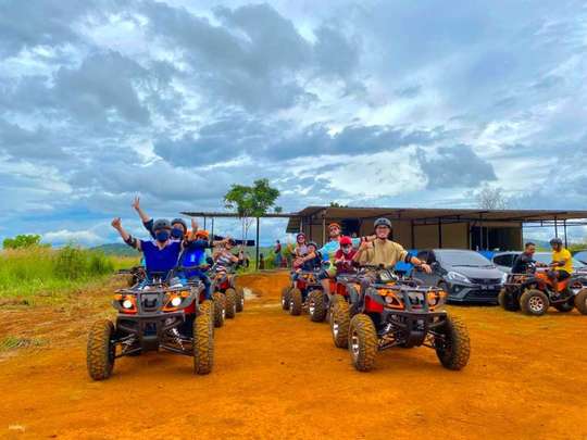 サバ州での ATV、パラグライダー、デサ デイリー ファーム クンダサン アドベンチャー ツアー |マレーシア