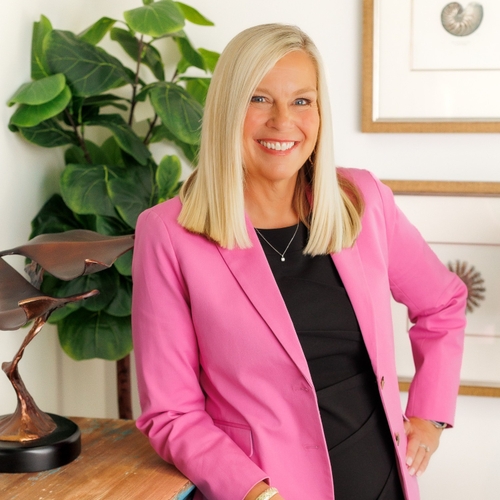 Photo of Tracey MacLeod