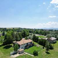 Niwot Ranch with Walkout Basement on large lot and mountain views.
