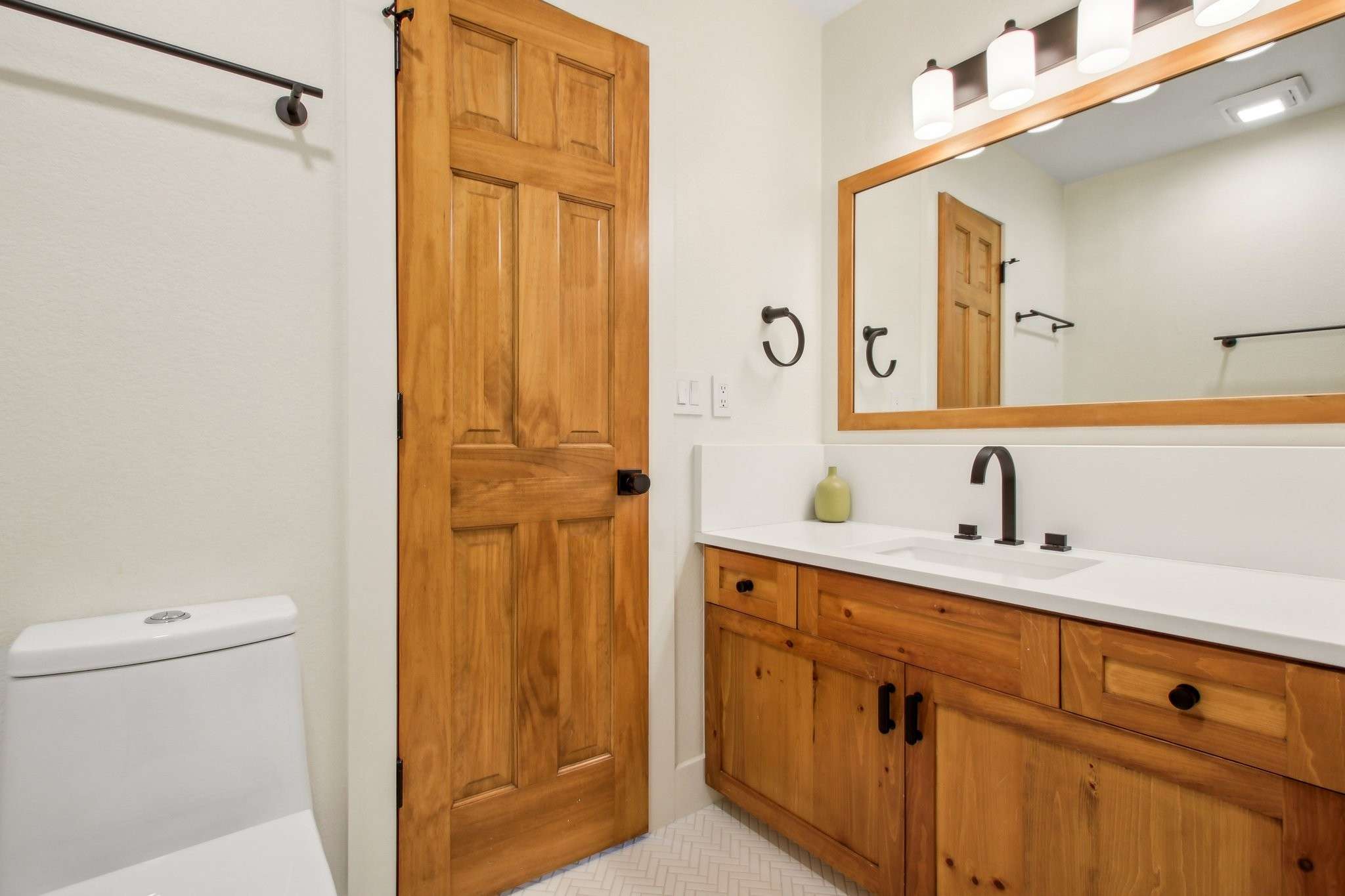 39 of 89. Main Level En-Suite